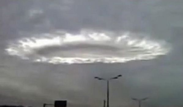 http://www.electricyouniverse.com/eye/thumbs/lrg-1410-moscow-ufo-cloud-hole-punch-cloud-fallstreak-photograph.jpg